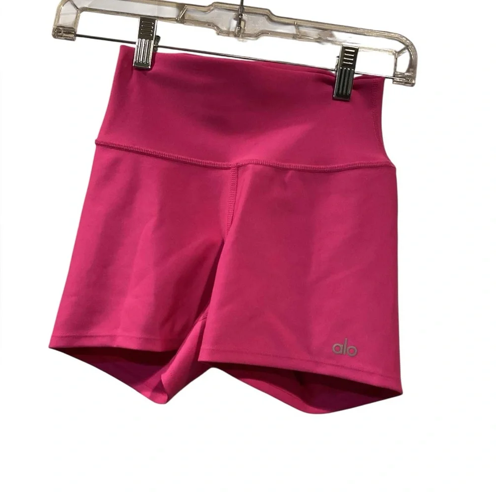 NWOT Alo Yoga shorts HOT PINK Size XS - Picture 1 of 5